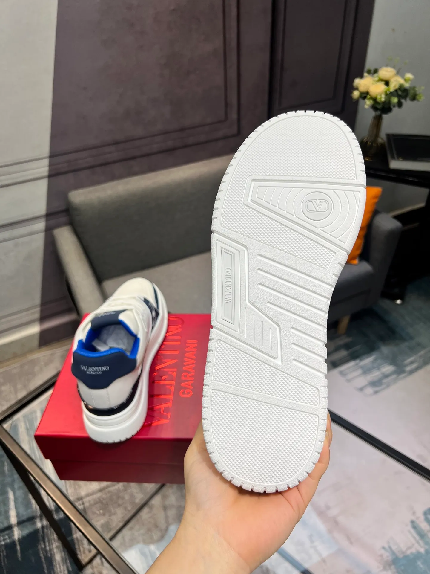 Men's Men's Shoes 💰660 Valentino 2023 early autumn new star shoes are now online! Wang Hedi and Ren Jialun have been worn by many celebrities. Who can refuse the same couple shoes as Wang Hedi! The design of Stars Stab My Heart is cool and spicy. The material of the shoes is cowhide, and every color is beautiful! Size 35-40, men’s size 39-44 (women’s 41, men’s 38, 45🉑️customized)